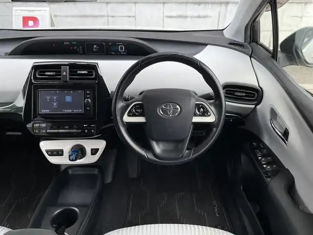 トヨタ プリウス S 大阪府 2016(平28)年 7.9万km ホワイトパールクリスタルシャイン 純正ナビ/　FM/AM/フルセグTV/SD/CD/DVD/バックカメラ/ETC/革巻きステアリング/ステアリングスイッチ/トノカバー/ウィンカーミラー/純正ホイールカバー付きアルミ/スペアキー/点検記録簿/　R1/R2/R3/R5あり