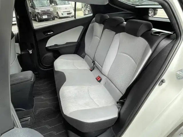 トヨタ プリウス S 大阪府 2016(平28)年 7.9万km ホワイトパールクリスタルシャイン 純正ナビ/　FM/AM/フルセグTV/SD/CD/DVD/バックカメラ/ETC/革巻きステアリング/ステアリングスイッチ/トノカバー/ウィンカーミラー/純正ホイールカバー付きアルミ/スペアキー/点検記録簿/　R1/R2/R3/R5あり