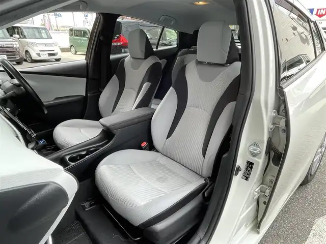 トヨタ プリウス S 大阪府 2016(平28)年 7.9万km ホワイトパールクリスタルシャイン 純正ナビ/　FM/AM/フルセグTV/SD/CD/DVD/バックカメラ/ETC/革巻きステアリング/ステアリングスイッチ/トノカバー/ウィンカーミラー/純正ホイールカバー付きアルミ/スペアキー/点検記録簿/　R1/R2/R3/R5あり