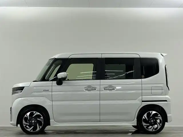 スズキ スペーシア カスタム HYBRID XS 埼玉県 2024(令6)年 0.5万km ピュアホワイトP 純正9インチナビ　CD DVD BT　フルセグ　全方位カメラ　レーダークルーズ　両側パワスラ　シートヒーター　ステアリングヒーター　ハーフレザー　LEDオートライト　クリアランスソナー　HUD　純正AW15インチ　アイドリングストップ　スペアキー