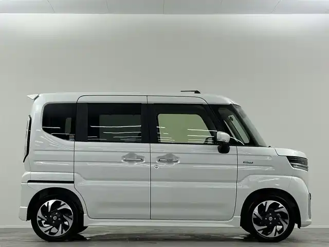 スズキ スペーシア カスタム HYBRID XS 埼玉県 2024(令6)年 0.5万km ピュアホワイトP 純正9インチナビ　CD DVD BT　フルセグ　全方位カメラ　レーダークルーズ　両側パワスラ　シートヒーター　ステアリングヒーター　ハーフレザー　LEDオートライト　クリアランスソナー　HUD　純正AW15インチ　アイドリングストップ　スペアキー