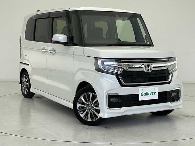 ホンダ Ｎ ＢＯＸ カスタム L 千葉県 2022(令4)年 3.3万km プラチナホワイトパール 禁煙車/ホンダセンシング/●衝突軽減ブレーキ（CMBS）/●誤発進抑制機能/●歩行者事故低減ステアリング/●路外逸脱抑制機能/●渋滞追従機能付アダプティブクルーズコントロール（ACC）/●車線維持支援システム（LKAS）/●先行車発進お知らせ機能/●標識認識機能/●後方誤発進抑制機能/●オートハイビーム/純正ナビ/CD/DVD/SD/BT/USB/フルセグTV/バックカメラ/ＥＴＣ/ドライブレコーダー/ＬＥＤオートライト/フォグランプ/両側パワースライドドア/コーナーセンサー/シートヒーター/電動パーキングブレーキ/オートホールド/電動格納ウインカーミラー/ドアバイザー/シートバックテーブル/スマートキー/プッシュスタート/純正14インチアルミ