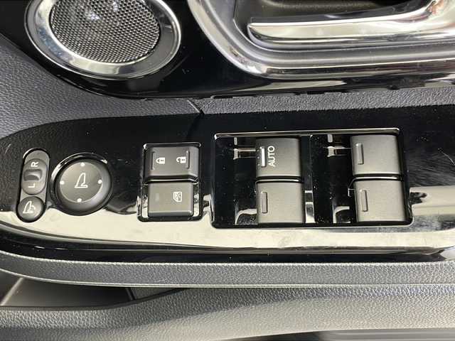 ホンダ Ｎ ＢＯＸ カスタム L 千葉県 2022(令4)年 3.3万km プラチナホワイトパール 禁煙車/ホンダセンシング/●衝突軽減ブレーキ（CMBS）/●誤発進抑制機能/●歩行者事故低減ステアリング/●路外逸脱抑制機能/●渋滞追従機能付アダプティブクルーズコントロール（ACC）/●車線維持支援システム（LKAS）/●先行車発進お知らせ機能/●標識認識機能/●後方誤発進抑制機能/●オートハイビーム/純正ナビ/CD/DVD/SD/BT/USB/フルセグTV/バックカメラ/ＥＴＣ/ドライブレコーダー/ＬＥＤオートライト/フォグランプ/両側パワースライドドア/コーナーセンサー/シートヒーター/電動パーキングブレーキ/オートホールド/電動格納ウインカーミラー/ドアバイザー/シートバックテーブル/スマートキー/プッシュスタート/純正14インチアルミ