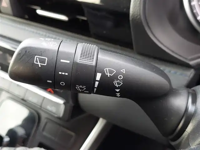 トヨタ ヴォクシー S－Z 東京都 2023(令5)年 0.5万km ホワイトパールクリスタルシャイン 純正ディスプレイオーディオ/プロジェクター式LEDヘッドライト/CD/DVDデッキ/フルセグ/バックカメラ/ビルトインETC2.0/両側パワースライドドア/シートヒーター/ハーフレザーシート/トヨタセーフティセンス/プリクラッシュセーフティ/レーントレーシングアシスト/レーダークルーズコントロール/アダプティブハイビームシステム/スマートキー