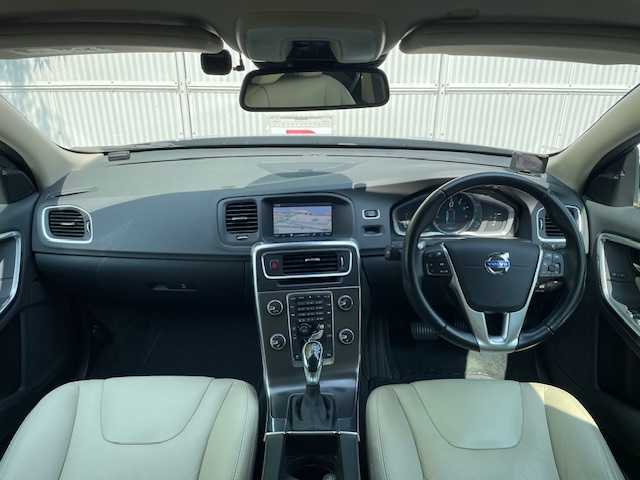 ボルボ Ｖ６０ ラグジュアリー エディション 茨城県 2014(平26)年 3.2万km エンバーブラックメタリック 保証書　/取扱説明書　/純正ナビ　/前後ドラレコ/レーダー探知機　/ＥＴＣ　/Ｂｌｕｅｔｏｏｔｈ　/バックカメラ　/レザーシート/D/N席パワーシート・シートヒーター/D席シートメモリー　/レーダークルーズコントロール　/レーンアシスト/衝突軽減システム　/純正ＡＷ　/盗難防止