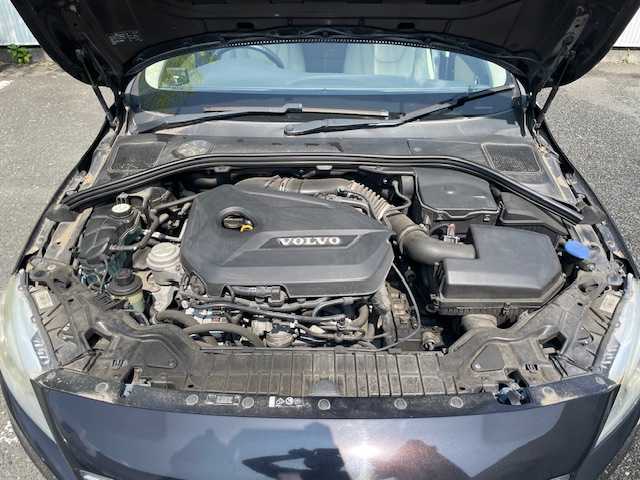 ボルボ Ｖ６０ ラグジュアリー エディション 茨城県 2014(平26)年 3.2万km エンバーブラックメタリック 保証書　/取扱説明書　/純正ナビ　/前後ドラレコ/レーダー探知機　/ＥＴＣ　/Ｂｌｕｅｔｏｏｔｈ　/バックカメラ　/レザーシート/D/N席パワーシート・シートヒーター/D席シートメモリー　/レーダークルーズコントロール　/レーンアシスト/衝突軽減システム　/純正ＡＷ　/盗難防止