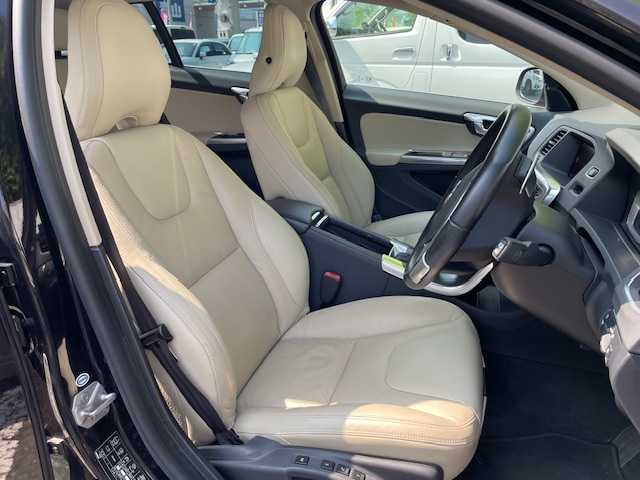 ボルボ Ｖ６０ ラグジュアリー エディション 茨城県 2014(平26)年 3.2万km エンバーブラックメタリック 保証書　/取扱説明書　/純正ナビ　/前後ドラレコ/レーダー探知機　/ＥＴＣ　/Ｂｌｕｅｔｏｏｔｈ　/バックカメラ　/レザーシート/D/N席パワーシート・シートヒーター/D席シートメモリー　/レーダークルーズコントロール　/レーンアシスト/衝突軽減システム　/純正ＡＷ　/盗難防止