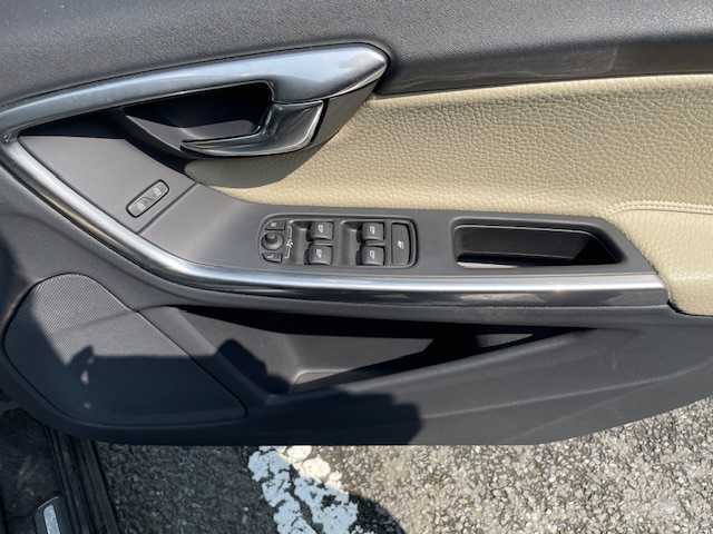 ボルボ Ｖ６０ ラグジュアリー エディション 茨城県 2014(平26)年 3.2万km エンバーブラックメタリック 保証書　/取扱説明書　/純正ナビ　/前後ドラレコ/レーダー探知機　/ＥＴＣ　/Ｂｌｕｅｔｏｏｔｈ　/バックカメラ　/レザーシート/D/N席パワーシート・シートヒーター/D席シートメモリー　/レーダークルーズコントロール　/レーンアシスト/衝突軽減システム　/純正ＡＷ　/盗難防止