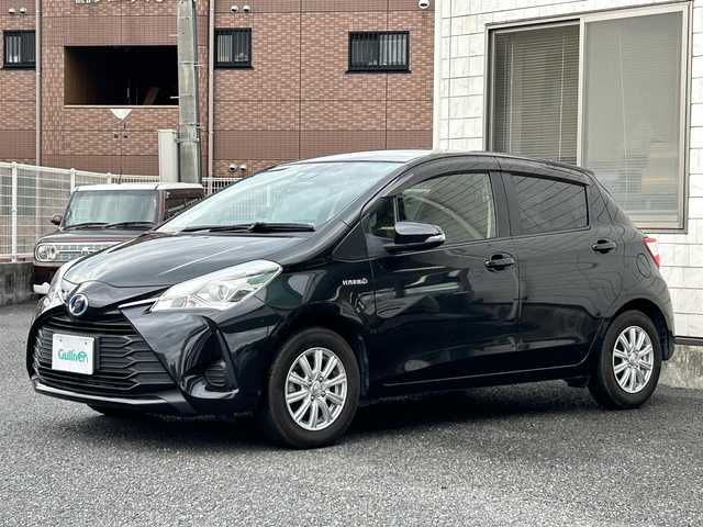 トヨタ ヴィッツ ハイブリッド F 福岡県 2018(平30)年 6万km ブラックマイカ 純正メモリーナビ【CN-RE04WD】/　（AM/FM/CD/DVD/Bluetooth/フルセグTV）/バックカメラ/トヨタセーフティーセンス/・プリクラッシュセーフティー/・レーンディバーチャーアラート/・オートマチックハイビーム/・先行車発進告知機能/オートライト/横滑り防止/車線逸脱防止装置/社外14インチアルミホイール/エビデンサー製　前後ドライブレコーダー/ビルトインETC/純正フロアマット/電源ソケット×1/ドアバイザー/プッシュスタート/電格ウインカーミラー/ISOFIX/ECOモード/EVモード/盗難防止装置/スペアキー×1/保証書/取扱説明書/ナビ取扱説明書
