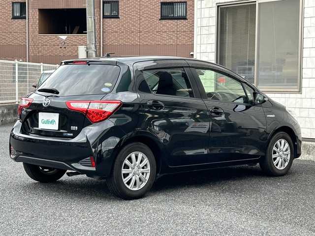 トヨタ ヴィッツ ハイブリッド F 福岡県 2018(平30)年 6万km ブラックマイカ 純正メモリーナビ【CN-RE04WD】/　（AM/FM/CD/DVD/Bluetooth/フルセグTV）/バックカメラ/トヨタセーフティーセンス/・プリクラッシュセーフティー/・レーンディバーチャーアラート/・オートマチックハイビーム/・先行車発進告知機能/オートライト/横滑り防止/車線逸脱防止装置/社外14インチアルミホイール/エビデンサー製　前後ドライブレコーダー/ビルトインETC/純正フロアマット/電源ソケット×1/ドアバイザー/プッシュスタート/電格ウインカーミラー/ISOFIX/ECOモード/EVモード/盗難防止装置/スペアキー×1/保証書/取扱説明書/ナビ取扱説明書