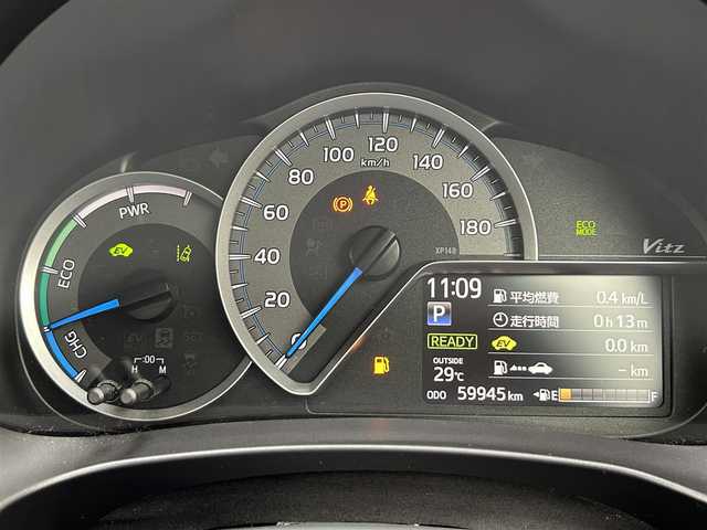 トヨタ ヴィッツ ハイブリッド F 福岡県 2018(平30)年 6万km ブラックマイカ 純正メモリーナビ【CN-RE04WD】/　（AM/FM/CD/DVD/Bluetooth/フルセグTV）/バックカメラ/トヨタセーフティーセンス/・プリクラッシュセーフティー/・レーンディバーチャーアラート/・オートマチックハイビーム/・先行車発進告知機能/オートライト/横滑り防止/車線逸脱防止装置/社外14インチアルミホイール/エビデンサー製　前後ドライブレコーダー/ビルトインETC/純正フロアマット/電源ソケット×1/ドアバイザー/プッシュスタート/電格ウインカーミラー/ISOFIX/ECOモード/EVモード/盗難防止装置/スペアキー×1/保証書/取扱説明書/ナビ取扱説明書