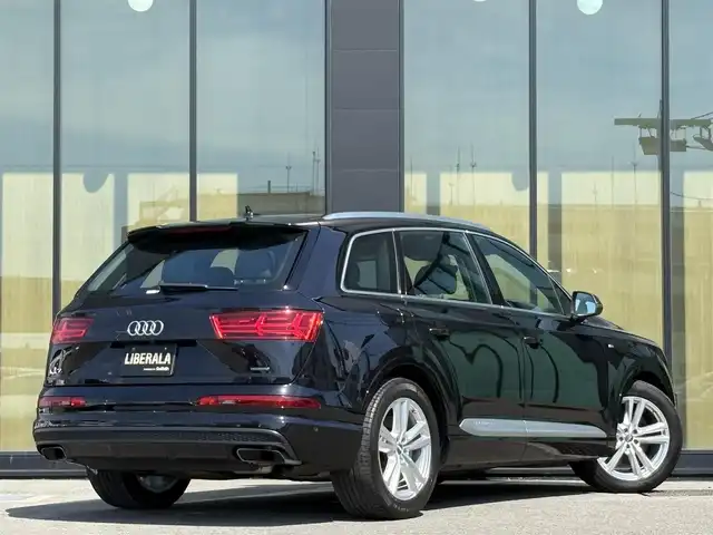 アウディ Ｑ７ 55TFSIクワトロアダプティブエアサスペンション 石川県 2020(令2)年 2.7万km ディープブラックパールエフェクト 4WD/純正メモリーナビ/バック/フロント/サイド/360°カメラ/フルセグTV/AppleCarPlay/Bluetooth/クリアランスソナー/ブラインドスポットモニター/電動格納ミラー/電動リアゲート/オートライト/LEDヘッドライト/黒レザーシート/パワーシート/メモリーシート/シートヒーター/ETC2.0/パドルシフト/トノカバー/後部座席サンシェード