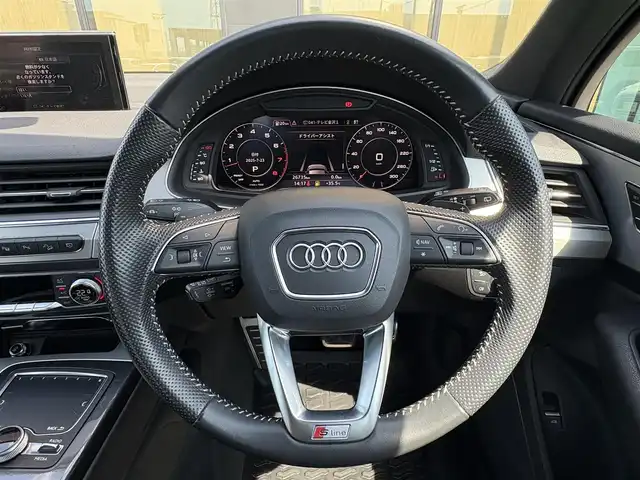 アウディ Ｑ７ 55TFSIクワトロアダプティブエアサスペンション 石川県 2020(令2)年 2.7万km ディープブラックパールエフェクト 4WD/純正メモリーナビ/バック/フロント/サイド/360°カメラ/フルセグTV/AppleCarPlay/Bluetooth/クリアランスソナー/ブラインドスポットモニター/電動格納ミラー/電動リアゲート/オートライト/LEDヘッドライト/黒レザーシート/パワーシート/メモリーシート/シートヒーター/ETC2.0/パドルシフト/トノカバー/後部座席サンシェード