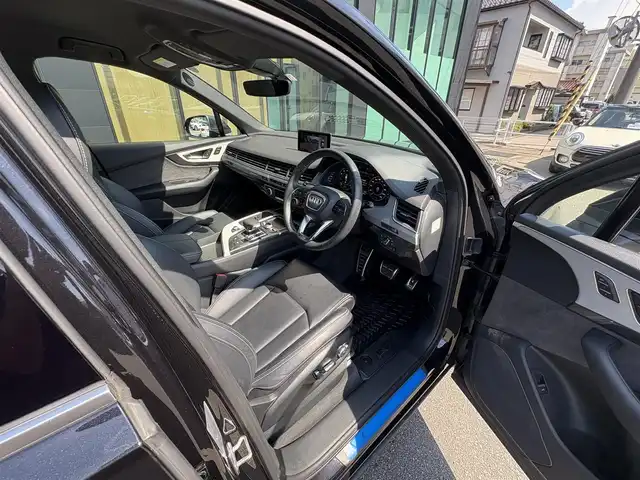 アウディ Ｑ７ 55TFSIクワトロアダプティブエアサスペンション 石川県 2020(令2)年 2.7万km ディープブラックパールエフェクト 4WD/純正メモリーナビ/バック/フロント/サイド/360°カメラ/フルセグTV/AppleCarPlay/Bluetooth/クリアランスソナー/ブラインドスポットモニター/電動格納ミラー/電動リアゲート/オートライト/LEDヘッドライト/黒レザーシート/パワーシート/メモリーシート/シートヒーター/ETC2.0/パドルシフト/トノカバー/後部座席サンシェード