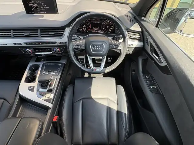 アウディ Ｑ７ 55TFSIクワトロアダプティブエアサスペンション 石川県 2020(令2)年 2.7万km ディープブラックパールエフェクト 4WD/純正メモリーナビ/バック/フロント/サイド/360°カメラ/フルセグTV/AppleCarPlay/Bluetooth/クリアランスソナー/ブラインドスポットモニター/電動格納ミラー/電動リアゲート/オートライト/LEDヘッドライト/黒レザーシート/パワーシート/メモリーシート/シートヒーター/ETC2.0/パドルシフト/トノカバー/後部座席サンシェード