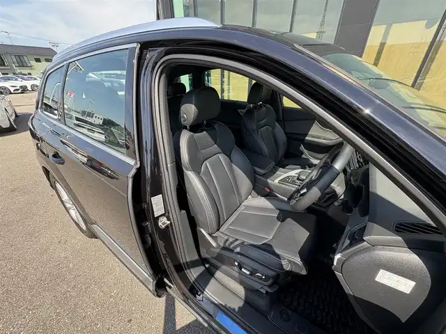 アウディ Ｑ７ 55TFSIクワトロアダプティブエアサスペンション 石川県 2020(令2)年 2.7万km ディープブラックパールエフェクト 4WD/純正メモリーナビ/バック/フロント/サイド/360°カメラ/フルセグTV/AppleCarPlay/Bluetooth/クリアランスソナー/ブラインドスポットモニター/電動格納ミラー/電動リアゲート/オートライト/LEDヘッドライト/黒レザーシート/パワーシート/メモリーシート/シートヒーター/ETC2.0/パドルシフト/トノカバー/後部座席サンシェード