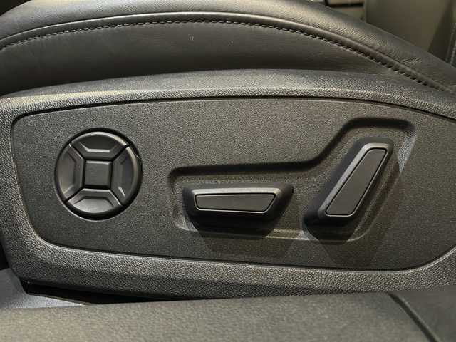 アウディ アウディ Ａ６ アバント 40TDIクワトロ Sライン 新潟県 2021(令3)年 3.9万km デイトナグレーパールエフェクト オプション/パワークロージングドア/ステアリングヒーター/ワイヤレスチャージング/S lineパッケージ/-S line エクステリア/-デコラティブパネル マットブラッシュトアルミニウム/-ヘッドライニング ブラック/-バルコナレザー S lineロゴ/-マルチカラーアンビエントライティング/-HDマトリクスLEDヘッドライト/-サラウンドビューカメラ/-パークアシストプラス/-電動チルト/テレスコピックステアリングシステム/主要装備/純正ナビ/フルセグTV/ETC/ドライブレコーダー/純正20インチアルミホイール/パドルシフト/ACC/サイドアシスト/メモリ付きパワーシート/シートヒーター