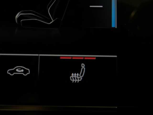 アウディ アウディ Ａ６ アバント 40TDIクワトロ Sライン 新潟県 2021(令3)年 3.9万km デイトナグレーパールエフェクト オプション/パワークロージングドア/ステアリングヒーター/ワイヤレスチャージング/S lineパッケージ/-S line エクステリア/-デコラティブパネル マットブラッシュトアルミニウム/-ヘッドライニング ブラック/-バルコナレザー S lineロゴ/-マルチカラーアンビエントライティング/-HDマトリクスLEDヘッドライト/-サラウンドビューカメラ/-パークアシストプラス/-電動チルト/テレスコピックステアリングシステム/主要装備/純正ナビ/フルセグTV/ETC/ドライブレコーダー/純正20インチアルミホイール/パドルシフト/ACC/サイドアシスト/メモリ付きパワーシート/シートヒーター