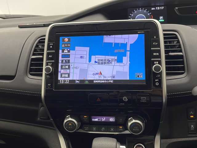 日産 セレナ ハイウェイスター Vセレクション 宮崎県 2018(平30)年 6.9万km ブリリアントホワイトパール 2トーン 禁煙車/エマージェンシーブレーキ/純正9型ナビTV/（MM517D-L/CD/DVD/Blu-ray/Bluetooth/フルセグTV)/純正リアフリップダウンモニター/純正ドライブレコーダー/純正ビルトインETC/純正LEDオートライト/純正フォグ/純正16インチアルミ/純正フロアマット/プロパイロット/アラウンドビューモニター/パーキングアシスト/ハンズフリー両側電動スライドドア/クリアランスソナー/電子パーキング/オートホールド/オートエアコン/本革巻ハンドル/インテリジェントキー/プッシュエンジンスタート/スペアキー/新車時保証書/取扱い説明書