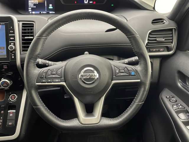 日産 セレナ ハイウェイスター Vセレクション 宮崎県 2018(平30)年 6.9万km ブリリアントホワイトパール 2トーン 禁煙車/エマージェンシーブレーキ/純正9型ナビTV/（MM517D-L/CD/DVD/Blu-ray/Bluetooth/フルセグTV)/純正リアフリップダウンモニター/純正ドライブレコーダー/純正ビルトインETC/純正LEDオートライト/純正フォグ/純正16インチアルミ/純正フロアマット/プロパイロット/アラウンドビューモニター/パーキングアシスト/ハンズフリー両側電動スライドドア/クリアランスソナー/電子パーキング/オートホールド/オートエアコン/本革巻ハンドル/インテリジェントキー/プッシュエンジンスタート/スペアキー/新車時保証書/取扱い説明書