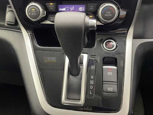 日産 セレナ ハイウェイスター Vセレクション 宮崎県 2018(平30)年 6.9万km ブリリアントホワイトパール 2トーン 禁煙車/エマージェンシーブレーキ/純正9型ナビTV/（MM517D-L/CD/DVD/Blu-ray/Bluetooth/フルセグTV)/純正リアフリップダウンモニター/純正ドライブレコーダー/純正ビルトインETC/純正LEDオートライト/純正フォグ/純正16インチアルミ/純正フロアマット/プロパイロット/アラウンドビューモニター/パーキングアシスト/ハンズフリー両側電動スライドドア/クリアランスソナー/電子パーキング/オートホールド/オートエアコン/本革巻ハンドル/インテリジェントキー/プッシュエンジンスタート/スペアキー/新車時保証書/取扱い説明書
