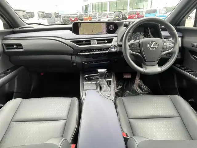 レクサス ＵＸ 250h アーバンエレガンス 佐賀県 2021(令3)年 3.9万km ソニッククォーツ 純正10.3インチメモリーナビゲーション/・フルセグTV/CD/DVD/SD/USB/Bluetooth/パノラミックビューモニター/ビルトインETC2.0/リバース連動ドアミラー/開度調整式パワーバックドア(予約ロック機能付)/電子パーキングブレーキ/・AUTO HOLD機能/DN席パワーシート(D席メモリー機能付)/シートヒーター/ISOFIX対応/パドルシフト/革巻きステアリング/ステアリングヒーター/ステアリングリモコン/純正18インチアルミホイール/純正LEDヘッドライト/・オートマチックハイビーム/純正LEDフォグランプ/新車保証書/スペアキー１本/カードキー１枚/Lexus Safety System +/・レーダークルーズコントロール/・レーントレーシングアシスト/・プリクラッシュセーフティ/・ブラインドスポットモニター/・パーキングサポートアラート/・先行車発進お知らせ機能/・ロードサインアシスト