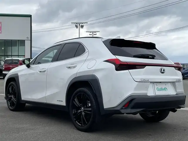 レクサス ＵＸ 250h アーバンエレガンス 佐賀県 2021(令3)年 3.9万km ソニッククォーツ 純正10.3インチメモリーナビゲーション/・フルセグTV/CD/DVD/SD/USB/Bluetooth/パノラミックビューモニター/ビルトインETC2.0/リバース連動ドアミラー/開度調整式パワーバックドア(予約ロック機能付)/電子パーキングブレーキ/・AUTO HOLD機能/DN席パワーシート(D席メモリー機能付)/シートヒーター/ISOFIX対応/パドルシフト/革巻きステアリング/ステアリングヒーター/ステアリングリモコン/純正18インチアルミホイール/純正LEDヘッドライト/・オートマチックハイビーム/純正LEDフォグランプ/新車保証書/スペアキー１本/カードキー１枚/Lexus Safety System +/・レーダークルーズコントロール/・レーントレーシングアシスト/・プリクラッシュセーフティ/・ブラインドスポットモニター/・パーキングサポートアラート/・先行車発進お知らせ機能/・ロードサインアシスト