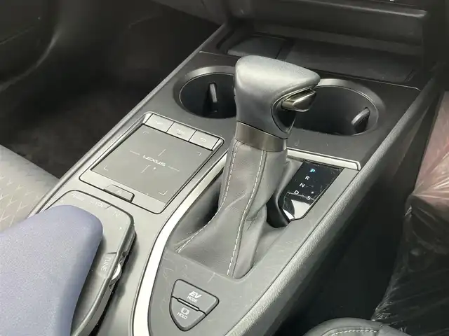 レクサス ＵＸ 250h アーバンエレガンス 佐賀県 2021(令3)年 3.9万km ソニッククォーツ 純正10.3インチメモリーナビゲーション/・フルセグTV/CD/DVD/SD/USB/Bluetooth/パノラミックビューモニター/ビルトインETC2.0/リバース連動ドアミラー/開度調整式パワーバックドア(予約ロック機能付)/電子パーキングブレーキ/・AUTO HOLD機能/DN席パワーシート(D席メモリー機能付)/シートヒーター/ISOFIX対応/パドルシフト/革巻きステアリング/ステアリングヒーター/ステアリングリモコン/純正18インチアルミホイール/純正LEDヘッドライト/・オートマチックハイビーム/純正LEDフォグランプ/新車保証書/スペアキー１本/カードキー１枚/Lexus Safety System +/・レーダークルーズコントロール/・レーントレーシングアシスト/・プリクラッシュセーフティ/・ブラインドスポットモニター/・パーキングサポートアラート/・先行車発進お知らせ機能/・ロードサインアシスト