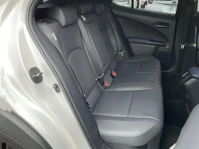 レクサス ＵＸ 250h アーバンエレガンス 佐賀県 2021(令3)年 3.9万km ソニッククォーツ 純正10.3インチメモリーナビゲーション/・フルセグTV/CD/DVD/SD/USB/Bluetooth/パノラミックビューモニター/ビルトインETC2.0/リバース連動ドアミラー/開度調整式パワーバックドア(予約ロック機能付)/電子パーキングブレーキ/・AUTO HOLD機能/DN席パワーシート(D席メモリー機能付)/シートヒーター/ISOFIX対応/パドルシフト/革巻きステアリング/ステアリングヒーター/ステアリングリモコン/純正18インチアルミホイール/純正LEDヘッドライト/・オートマチックハイビーム/純正LEDフォグランプ/新車保証書/スペアキー１本/カードキー１枚/Lexus Safety System +/・レーダークルーズコントロール/・レーントレーシングアシスト/・プリクラッシュセーフティ/・ブラインドスポットモニター/・パーキングサポートアラート/・先行車発進お知らせ機能/・ロードサインアシスト