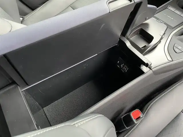 レクサス ＵＸ 250h アーバンエレガンス 佐賀県 2021(令3)年 3.9万km ソニッククォーツ 純正10.3インチメモリーナビゲーション/・フルセグTV/CD/DVD/SD/USB/Bluetooth/パノラミックビューモニター/ビルトインETC2.0/リバース連動ドアミラー/開度調整式パワーバックドア(予約ロック機能付)/電子パーキングブレーキ/・AUTO HOLD機能/DN席パワーシート(D席メモリー機能付)/シートヒーター/ISOFIX対応/パドルシフト/革巻きステアリング/ステアリングヒーター/ステアリングリモコン/純正18インチアルミホイール/純正LEDヘッドライト/・オートマチックハイビーム/純正LEDフォグランプ/新車保証書/スペアキー１本/カードキー１枚/Lexus Safety System +/・レーダークルーズコントロール/・レーントレーシングアシスト/・プリクラッシュセーフティ/・ブラインドスポットモニター/・パーキングサポートアラート/・先行車発進お知らせ機能/・ロードサインアシスト