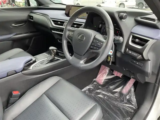 レクサス ＵＸ 250h アーバンエレガンス 佐賀県 2021(令3)年 3.9万km ソニッククォーツ 純正10.3インチメモリーナビゲーション/・フルセグTV/CD/DVD/SD/USB/Bluetooth/パノラミックビューモニター/ビルトインETC2.0/リバース連動ドアミラー/開度調整式パワーバックドア(予約ロック機能付)/電子パーキングブレーキ/・AUTO HOLD機能/DN席パワーシート(D席メモリー機能付)/シートヒーター/ISOFIX対応/パドルシフト/革巻きステアリング/ステアリングヒーター/ステアリングリモコン/純正18インチアルミホイール/純正LEDヘッドライト/・オートマチックハイビーム/純正LEDフォグランプ/新車保証書/スペアキー１本/カードキー１枚/Lexus Safety System +/・レーダークルーズコントロール/・レーントレーシングアシスト/・プリクラッシュセーフティ/・ブラインドスポットモニター/・パーキングサポートアラート/・先行車発進お知らせ機能/・ロードサインアシスト