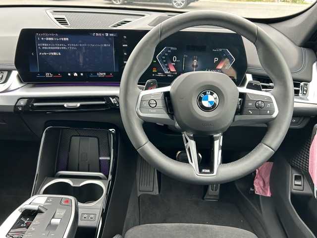 ＢＭＷ ＢＭＷ Ｘ１ xDrive 20d Mスポーツ 千葉県 2025(令7)年 0.1万km アルピンホワイトⅢ ４WD/純正ナビ/Bluetooth/ETC/アレクサ/電動リアゲート/前後ドライブレコーダー/前後コーナーセンサー/全周囲カメラ/バック/サイド/フロントカメラ/車内カメラ/置くだけ充電/ブラインドスポットモニター/レーン・キーピング・アシスト/アダプティブ・クルーズ・コントロール/アクティブ・ブラインド・スポット・ディテクション/前車接近警告機能/後方クロス・トラフィック・ウォーニング/パーキング・アシスタント/ダイナミック・スタビリティ・コントロール/オートマチックハイビーム/ウィンカーミラー/ステアリングスイッチ/プッシュスタート/スマートキー/スペアキー１本/LEDヘッドライト/純正アルミホイール