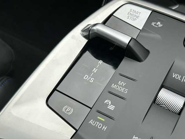 ＢＭＷ ＢＭＷ Ｘ１ xDrive 20d Mスポーツ 千葉県 2025(令7)年 0.1万km アルピンホワイトⅢ ４WD/純正ナビ/Bluetooth/ETC/アレクサ/電動リアゲート/前後ドライブレコーダー/前後コーナーセンサー/全周囲カメラ/バック/サイド/フロントカメラ/車内カメラ/置くだけ充電/ブラインドスポットモニター/レーン・キーピング・アシスト/アダプティブ・クルーズ・コントロール/アクティブ・ブラインド・スポット・ディテクション/前車接近警告機能/後方クロス・トラフィック・ウォーニング/パーキング・アシスタント/ダイナミック・スタビリティ・コントロール/オートマチックハイビーム/ウィンカーミラー/ステアリングスイッチ/プッシュスタート/スマートキー/スペアキー１本/LEDヘッドライト/純正アルミホイール