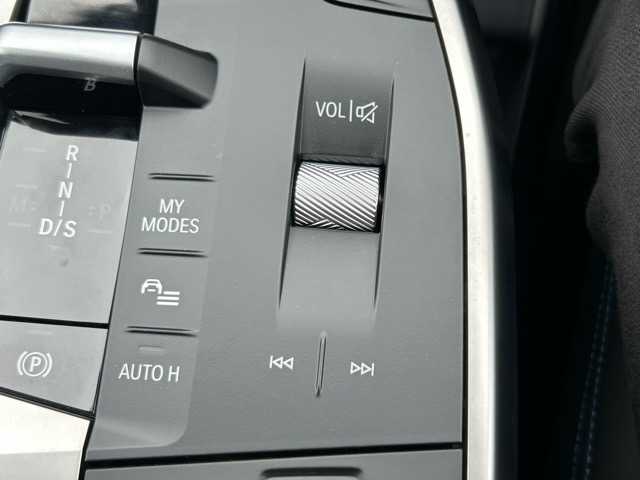 ＢＭＷ ＢＭＷ Ｘ１ xDrive 20d Mスポーツ 千葉県 2025(令7)年 0.1万km アルピンホワイトⅢ ４WD/純正ナビ/Bluetooth/ETC/アレクサ/電動リアゲート/前後ドライブレコーダー/前後コーナーセンサー/全周囲カメラ/バック/サイド/フロントカメラ/車内カメラ/置くだけ充電/ブラインドスポットモニター/レーン・キーピング・アシスト/アダプティブ・クルーズ・コントロール/アクティブ・ブラインド・スポット・ディテクション/前車接近警告機能/後方クロス・トラフィック・ウォーニング/パーキング・アシスタント/ダイナミック・スタビリティ・コントロール/オートマチックハイビーム/ウィンカーミラー/ステアリングスイッチ/プッシュスタート/スマートキー/スペアキー１本/LEDヘッドライト/純正アルミホイール