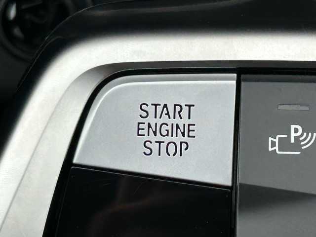 ＢＭＷ ＢＭＷ Ｘ１ xDrive 20d Mスポーツ 千葉県 2025(令7)年 0.1万km アルピンホワイトⅢ ４WD/純正ナビ/Bluetooth/ETC/アレクサ/電動リアゲート/前後ドライブレコーダー/前後コーナーセンサー/全周囲カメラ/バック/サイド/フロントカメラ/車内カメラ/置くだけ充電/ブラインドスポットモニター/レーン・キーピング・アシスト/アダプティブ・クルーズ・コントロール/アクティブ・ブラインド・スポット・ディテクション/前車接近警告機能/後方クロス・トラフィック・ウォーニング/パーキング・アシスタント/ダイナミック・スタビリティ・コントロール/オートマチックハイビーム/ウィンカーミラー/ステアリングスイッチ/プッシュスタート/スマートキー/スペアキー１本/LEDヘッドライト/純正アルミホイール