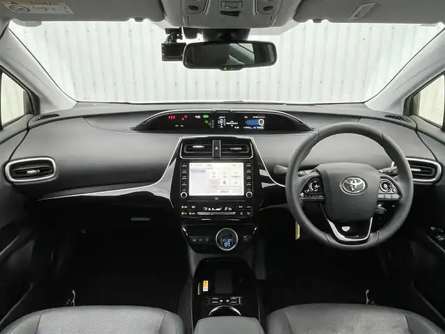 トヨタ プリウス ＰＨＶ A プレミアム 滋賀県 2021(令3)年 5.2万km プラチナホワイトパールマイカ ワンオーナー/モデリスタエアロ/モデリスタ1８インチAW/純正８型ディスプレイ/・Bluetooth/ミラキャスト/パノラミックビューモニター/ステアリングリモコン/AC100V/パーキングアシスト/ETC/前方ドライブレコーダー/レーダクルーズコントロール/置くだけスマホ充電/運転席パワーシート/前席シートヒーター/ベンチレーション/トヨタセーフティセンス/・レーントレーシングアシスト/・プリクラッシュセーフティ/・パーキングサポートブレーキ/・ブラインドスポットモニター/・ロードサインアシスト/・先行車発進お知らせ/ヘッドアップディスプレイ/LEDオートライト/フォグライト/オートハイビーム/充電ケーブル/インテリアイルミネーション/ドライブサポートイルミネーション/スマートキー