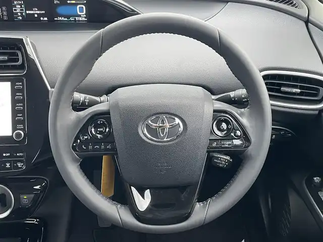 トヨタ プリウス ＰＨＶ A プレミアム 滋賀県 2021(令3)年 5.2万km プラチナホワイトパールマイカ ワンオーナー/モデリスタエアロ/モデリスタ1８インチAW/純正８型ディスプレイ/・Bluetooth/ミラキャスト/パノラミックビューモニター/ステアリングリモコン/AC100V/パーキングアシスト/ETC/前方ドライブレコーダー/レーダクルーズコントロール/置くだけスマホ充電/運転席パワーシート/前席シートヒーター/ベンチレーション/トヨタセーフティセンス/・レーントレーシングアシスト/・プリクラッシュセーフティ/・パーキングサポートブレーキ/・ブラインドスポットモニター/・ロードサインアシスト/・先行車発進お知らせ/ヘッドアップディスプレイ/LEDオートライト/フォグライト/オートハイビーム/充電ケーブル/インテリアイルミネーション/ドライブサポートイルミネーション/スマートキー