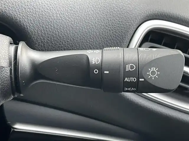 トヨタ プリウス ＰＨＶ A プレミアム 滋賀県 2021(令3)年 5.2万km プラチナホワイトパールマイカ ワンオーナー/モデリスタエアロ/モデリスタ1８インチAW/純正８型ディスプレイ/・Bluetooth/ミラキャスト/パノラミックビューモニター/ステアリングリモコン/AC100V/パーキングアシスト/ETC/前方ドライブレコーダー/レーダクルーズコントロール/置くだけスマホ充電/運転席パワーシート/前席シートヒーター/ベンチレーション/トヨタセーフティセンス/・レーントレーシングアシスト/・プリクラッシュセーフティ/・パーキングサポートブレーキ/・ブラインドスポットモニター/・ロードサインアシスト/・先行車発進お知らせ/ヘッドアップディスプレイ/LEDオートライト/フォグライト/オートハイビーム/充電ケーブル/インテリアイルミネーション/ドライブサポートイルミネーション/スマートキー