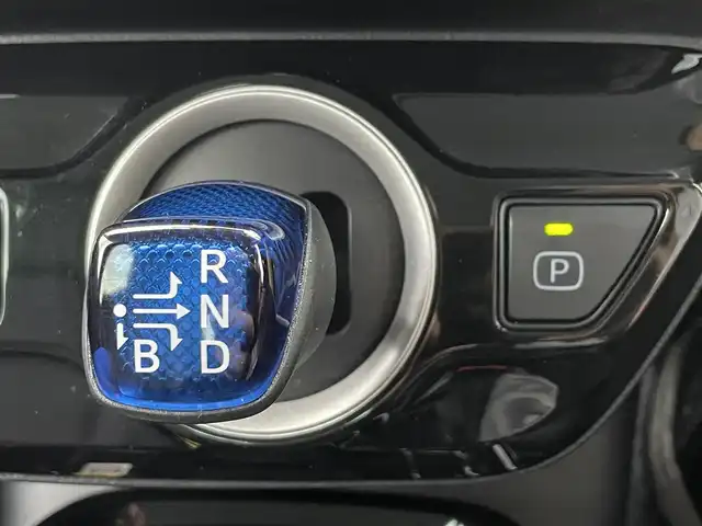 トヨタ プリウス ＰＨＶ A プレミアム 滋賀県 2021(令3)年 5.2万km プラチナホワイトパールマイカ ワンオーナー/モデリスタエアロ/モデリスタ1８インチAW/純正８型ディスプレイ/・Bluetooth/ミラキャスト/パノラミックビューモニター/ステアリングリモコン/AC100V/パーキングアシスト/ETC/前方ドライブレコーダー/レーダクルーズコントロール/置くだけスマホ充電/運転席パワーシート/前席シートヒーター/ベンチレーション/トヨタセーフティセンス/・レーントレーシングアシスト/・プリクラッシュセーフティ/・パーキングサポートブレーキ/・ブラインドスポットモニター/・ロードサインアシスト/・先行車発進お知らせ/ヘッドアップディスプレイ/LEDオートライト/フォグライト/オートハイビーム/充電ケーブル/インテリアイルミネーション/ドライブサポートイルミネーション/スマートキー