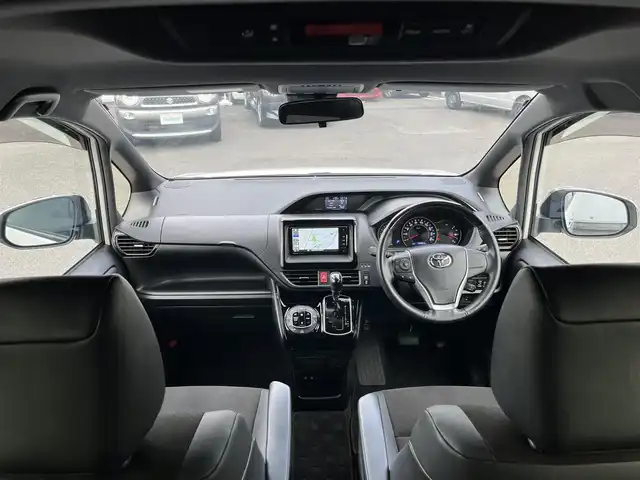 トヨタ ノア Si ダブルバイビーⅢ 三重県 2020(令2)年 4.7万km ラグジュアリーホワイトパールクリスタルシャインガラスフレーク ナビ（Bluetooth/DVD/CD/地デジTV/AM/FM/SD）/バックカメラ/ETC/両側パワースライドドア/バックドアイージークローザー/インテリジェントクリアランスソナー/セーフティセンス（プリクラッシュセーフティシステム/レーンディパーチャーアラート/オートマチックハイビーム/先行車発進告知）/クルーズコントロール/オートライト/スペアタイヤ/充電用USB端子（インパネ２個）/左右独立温度調整オートエアコン/ナノイー（運転席側）/リアオートエアコン/ホワイトステッチ入ブラック合皮/無地ファブリックコンビシート/スマートエントリー/プッシュスタート/スペアキー/スモークメッキ加飾付LEDヘッドランプ/バンパー開口部一体型スモークメッキフロントグリル/フロントエアロバンパー/ツヤ有ブラック加飾付LEDフロントフォグランプ/メッキドアミラー/メッキアウトサイドドアハンドル/スモークメッキリアナンバープレートガーニッシュ/「W×B」メッキエンブレム（バックドア）/4.2インチTFTカラーマルチインフォメーションディスプレイ（ピアノブラック加飾付）