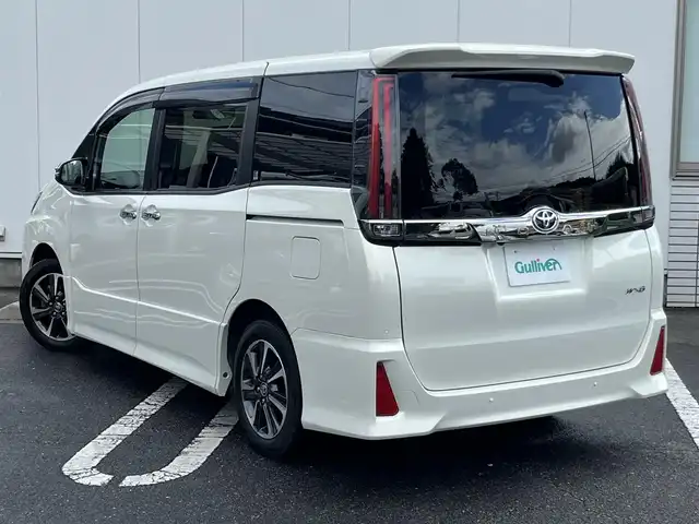トヨタ ノア Si ダブルバイビーⅢ 三重県 2020(令2)年 4.7万km ラグジュアリーホワイトパールクリスタルシャインガラスフレーク ナビ（Bluetooth/DVD/CD/地デジTV/AM/FM/SD）/バックカメラ/ETC/両側パワースライドドア/バックドアイージークローザー/インテリジェントクリアランスソナー/セーフティセンス（プリクラッシュセーフティシステム/レーンディパーチャーアラート/オートマチックハイビーム/先行車発進告知）/クルーズコントロール/オートライト/スペアタイヤ/充電用USB端子（インパネ２個）/左右独立温度調整オートエアコン/ナノイー（運転席側）/リアオートエアコン/ホワイトステッチ入ブラック合皮/無地ファブリックコンビシート/スマートエントリー/プッシュスタート/スペアキー/スモークメッキ加飾付LEDヘッドランプ/バンパー開口部一体型スモークメッキフロントグリル/フロントエアロバンパー/ツヤ有ブラック加飾付LEDフロントフォグランプ/メッキドアミラー/メッキアウトサイドドアハンドル/スモークメッキリアナンバープレートガーニッシュ/「W×B」メッキエンブレム（バックドア）/4.2インチTFTカラーマルチインフォメーションディスプレイ（ピアノブラック加飾付）