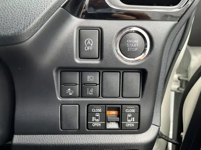 トヨタ ノア Si ダブルバイビーⅢ 三重県 2020(令2)年 4.7万km ラグジュアリーホワイトパールクリスタルシャインガラスフレーク ナビ（Bluetooth/DVD/CD/地デジTV/AM/FM/SD）/バックカメラ/ETC/両側パワースライドドア/バックドアイージークローザー/インテリジェントクリアランスソナー/セーフティセンス（プリクラッシュセーフティシステム/レーンディパーチャーアラート/オートマチックハイビーム/先行車発進告知）/クルーズコントロール/オートライト/スペアタイヤ/充電用USB端子（インパネ２個）/左右独立温度調整オートエアコン/ナノイー（運転席側）/リアオートエアコン/ホワイトステッチ入ブラック合皮/無地ファブリックコンビシート/スマートエントリー/プッシュスタート/スペアキー/スモークメッキ加飾付LEDヘッドランプ/バンパー開口部一体型スモークメッキフロントグリル/フロントエアロバンパー/ツヤ有ブラック加飾付LEDフロントフォグランプ/メッキドアミラー/メッキアウトサイドドアハンドル/スモークメッキリアナンバープレートガーニッシュ/「W×B」メッキエンブレム（バックドア）/4.2インチTFTカラーマルチインフォメーションディスプレイ（ピアノブラック加飾付）