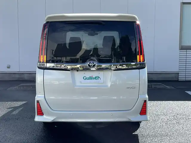 トヨタ ノア Si ダブルバイビーⅢ 三重県 2020(令2)年 4.7万km ラグジュアリーホワイトパールクリスタルシャインガラスフレーク ナビ（Bluetooth/DVD/CD/地デジTV/AM/FM/SD）/バックカメラ/ETC/両側パワースライドドア/バックドアイージークローザー/インテリジェントクリアランスソナー/セーフティセンス（プリクラッシュセーフティシステム/レーンディパーチャーアラート/オートマチックハイビーム/先行車発進告知）/クルーズコントロール/オートライト/スペアタイヤ/充電用USB端子（インパネ２個）/左右独立温度調整オートエアコン/ナノイー（運転席側）/リアオートエアコン/ホワイトステッチ入ブラック合皮/無地ファブリックコンビシート/スマートエントリー/プッシュスタート/スペアキー/スモークメッキ加飾付LEDヘッドランプ/バンパー開口部一体型スモークメッキフロントグリル/フロントエアロバンパー/ツヤ有ブラック加飾付LEDフロントフォグランプ/メッキドアミラー/メッキアウトサイドドアハンドル/スモークメッキリアナンバープレートガーニッシュ/「W×B」メッキエンブレム（バックドア）/4.2インチTFTカラーマルチインフォメーションディスプレイ（ピアノブラック加飾付）