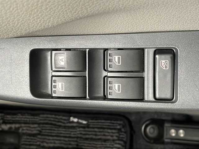 ダイハツ ミラ イース Lf SA 道北・旭川 2016(平28)年 1.4万km ブライトシルバーメタリック /4WD//禁煙//ワンオーナー//純正オーディオ/（CD・AUX）//アイドリングストップ//衝突軽減ブレーキ//横滑り防止装置//キーレスキー//ドアバイザー//純正フロアマット//ヘッドライトレベライザー//保証書//取説