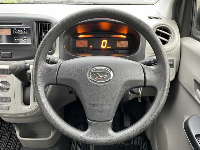 ダイハツ ミラ イース Lf SA 道北・旭川 2016(平28)年 1.4万km ブライトシルバーメタリック /4WD//禁煙//ワンオーナー//純正オーディオ/（CD・AUX）//アイドリングストップ//衝突軽減ブレーキ//横滑り防止装置//キーレスキー//ドアバイザー//純正フロアマット//ヘッドライトレベライザー//保証書//取説