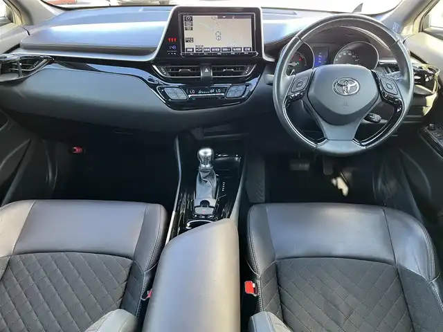 トヨタ Ｃ－ＨＲ G 奈良県 2017(平29)年 5.6万km ホワイトパールクリスタルシャイン 純正９インチナビ（NSZT-Y66T）/（フルセグ／ＢＴ／ＣＤ／ＤＶＤ）/レーダークルーズコントロール/バックカメラ/ブラインドスポットモニター/前後コーナーセンサー/プリクラッシュセーフティ/レーンキープアシスト/ハーフレザーシート/前席シートヒーター/前方ドライブレコーダー/ＥＴＣ/LEDヘッドライト/純正18インチＡＷ