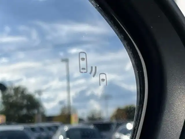 トヨタ Ｃ－ＨＲ G 奈良県 2017(平29)年 5.6万km ホワイトパールクリスタルシャイン 純正９インチナビ（NSZT-Y66T）/（フルセグ／ＢＴ／ＣＤ／ＤＶＤ）/レーダークルーズコントロール/バックカメラ/ブラインドスポットモニター/前後コーナーセンサー/プリクラッシュセーフティ/レーンキープアシスト/ハーフレザーシート/前席シートヒーター/前方ドライブレコーダー/ＥＴＣ/LEDヘッドライト/純正18インチＡＷ