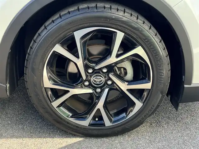 トヨタ Ｃ－ＨＲ G 奈良県 2017(平29)年 5.6万km ホワイトパールクリスタルシャイン 純正９インチナビ（NSZT-Y66T）/（フルセグ／ＢＴ／ＣＤ／ＤＶＤ）/レーダークルーズコントロール/バックカメラ/ブラインドスポットモニター/前後コーナーセンサー/プリクラッシュセーフティ/レーンキープアシスト/ハーフレザーシート/前席シートヒーター/前方ドライブレコーダー/ＥＴＣ/LEDヘッドライト/純正18インチＡＷ