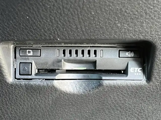 トヨタ Ｃ－ＨＲ G 奈良県 2017(平29)年 5.6万km ホワイトパールクリスタルシャイン 純正９インチナビ（NSZT-Y66T）/（フルセグ／ＢＴ／ＣＤ／ＤＶＤ）/レーダークルーズコントロール/バックカメラ/ブラインドスポットモニター/前後コーナーセンサー/プリクラッシュセーフティ/レーンキープアシスト/ハーフレザーシート/前席シートヒーター/前方ドライブレコーダー/ＥＴＣ/LEDヘッドライト/純正18インチＡＷ