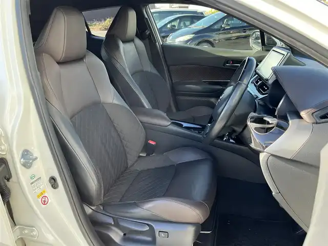 トヨタ Ｃ－ＨＲ G 奈良県 2017(平29)年 5.6万km ホワイトパールクリスタルシャイン 純正９インチナビ（NSZT-Y66T）/（フルセグ／ＢＴ／ＣＤ／ＤＶＤ）/レーダークルーズコントロール/バックカメラ/ブラインドスポットモニター/前後コーナーセンサー/プリクラッシュセーフティ/レーンキープアシスト/ハーフレザーシート/前席シートヒーター/前方ドライブレコーダー/ＥＴＣ/LEDヘッドライト/純正18インチＡＷ